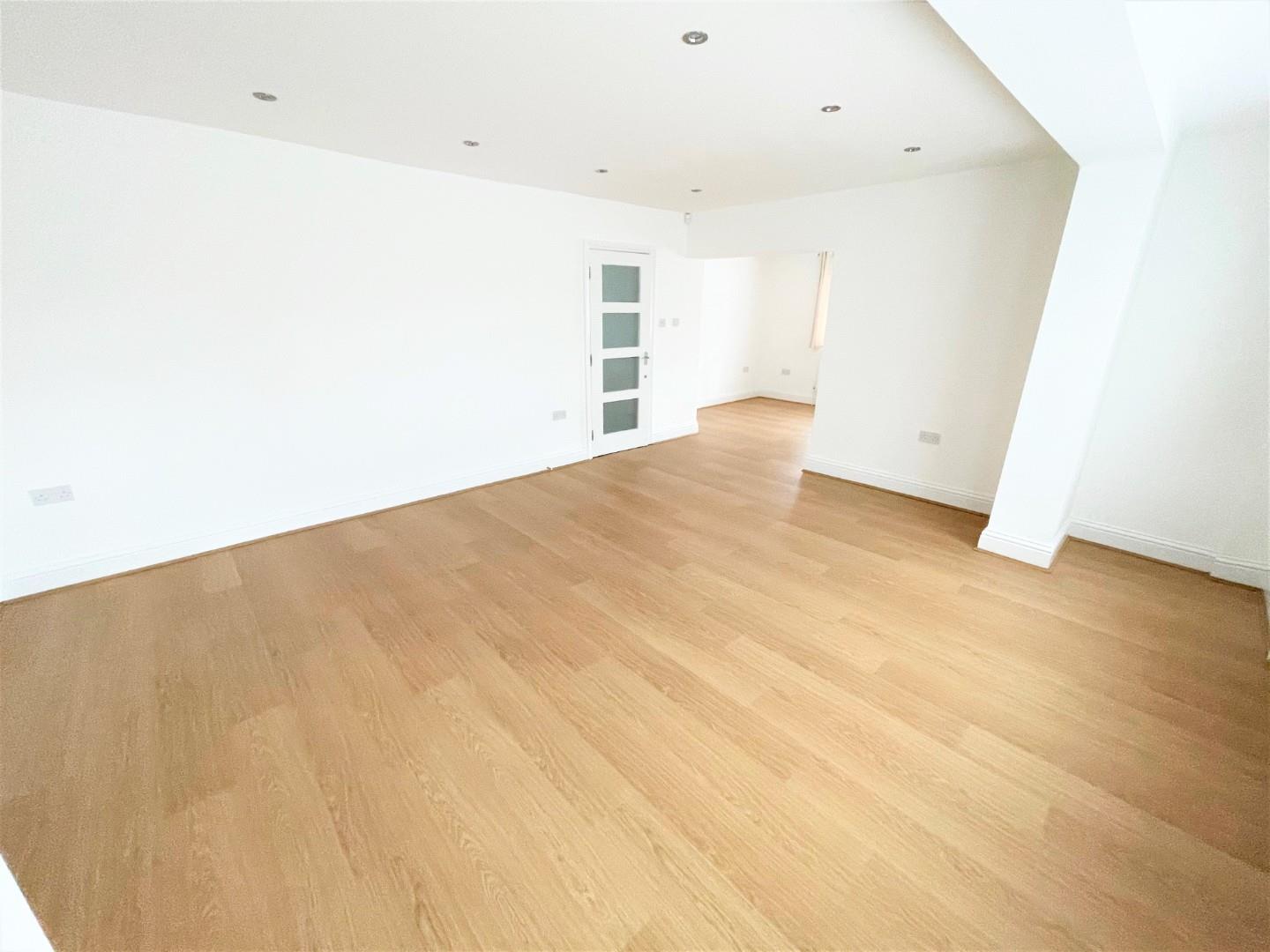 5 bed property in Woodcote Avenue, Mill Hill